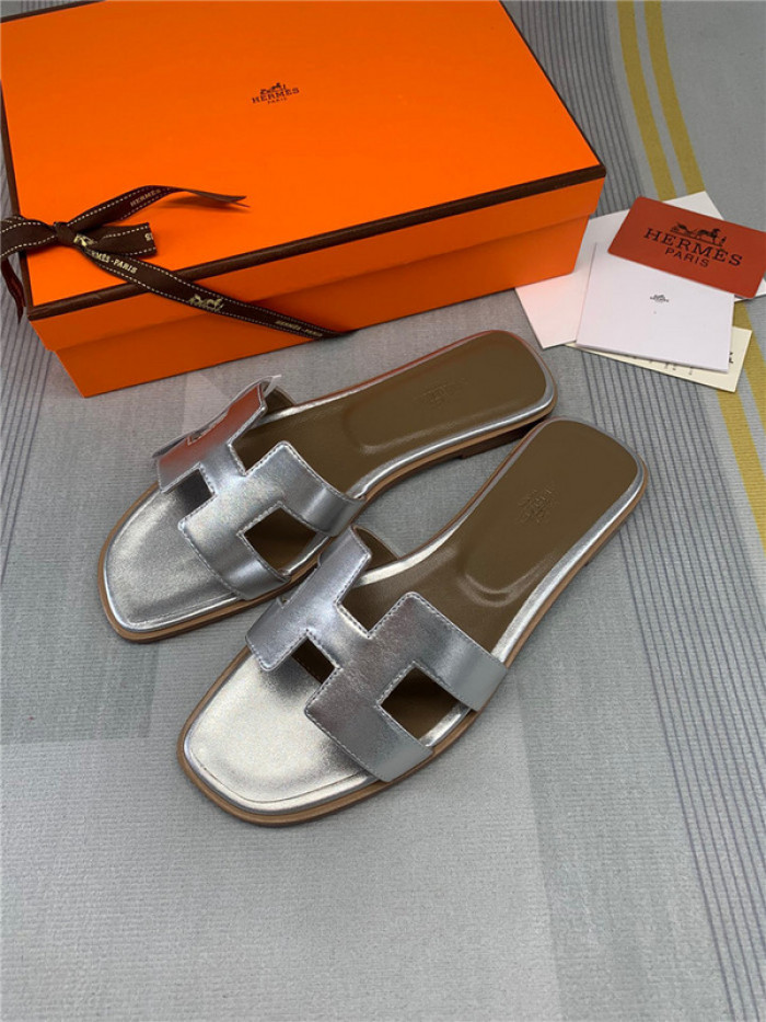 herme* sandal45