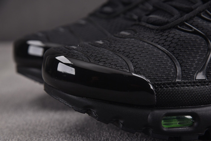 Nike Air Max Plus Black Green Strike DM0032-024