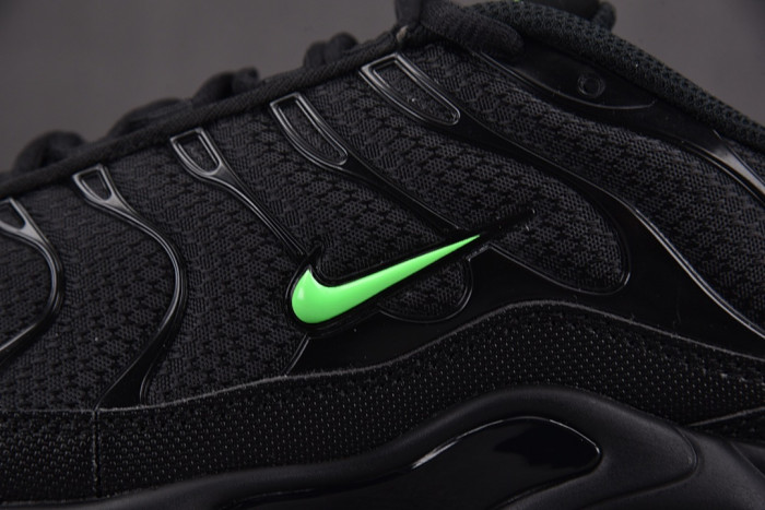 Nike Air Max Plus Black Green Strike DM0032-024