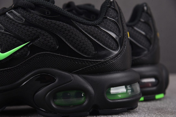 Nike Air Max Plus Black Green Strike DM0032-024