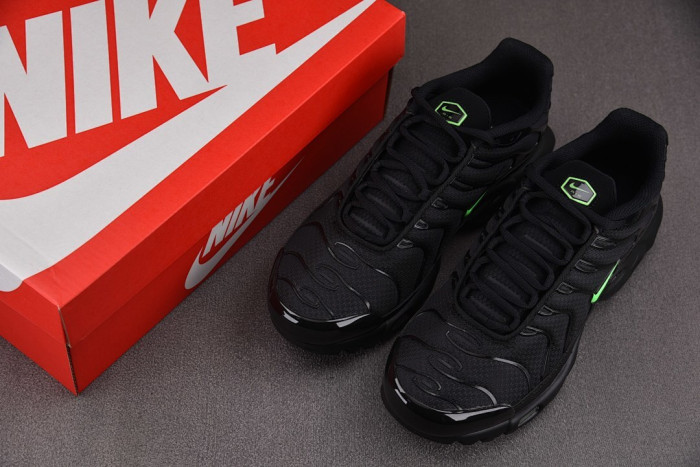 Nike Air Max Plus Black Green Strike DM0032-024